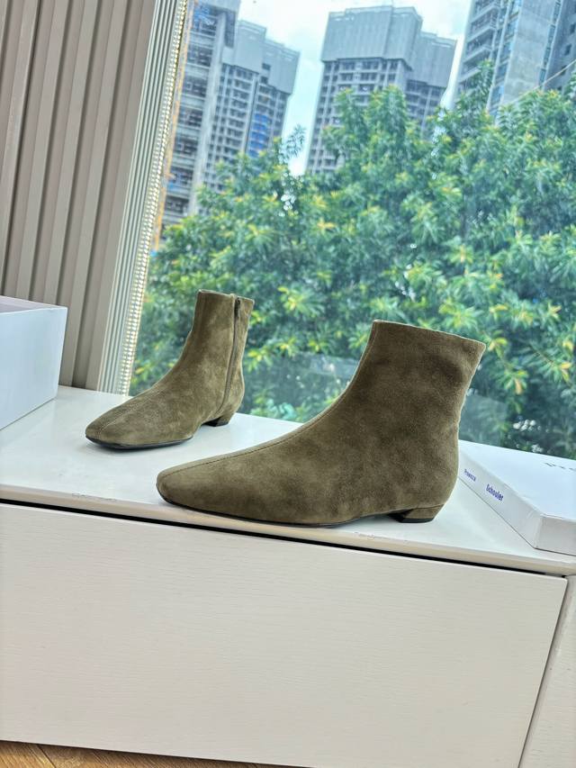 G085所见即所得Proenza Schoule* 25Ss 新品时尚短靴被Proenza Schouler这组短靴拿捏了！麂皮质感高级又软糯，独特鞋型自带时髦