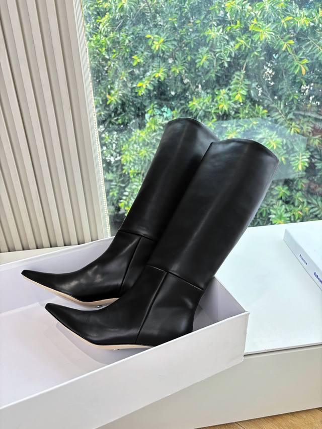 G085所见即所得Proenza Schoule* 25Ss 新品时尚长靴被Proenza Schouler这组短靴拿捏了！麂皮质感高级又软糯，独特鞋型自带时髦