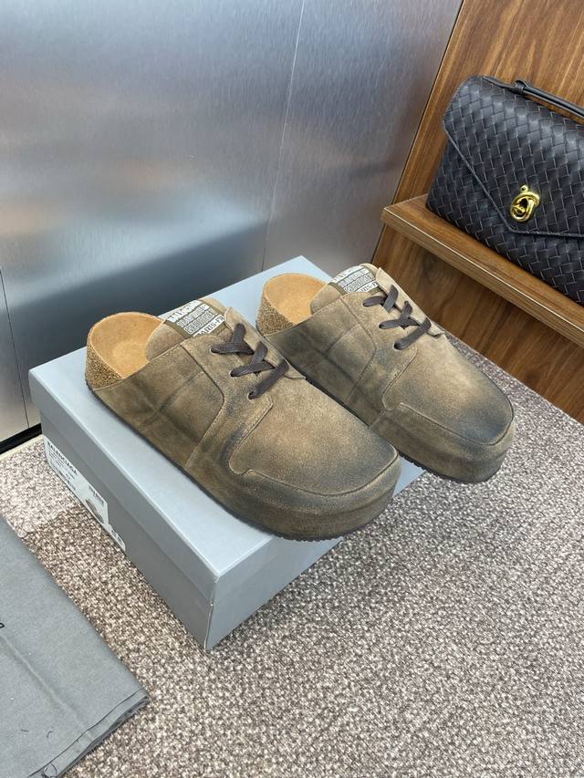 工厂P价P Balenciaga X Birkenstock联名合作款2025秋冬新款Boston情侣款勃肯鞋 巴黎世家字母Logo厚底系带穆勒拖鞋 材质：鞋面