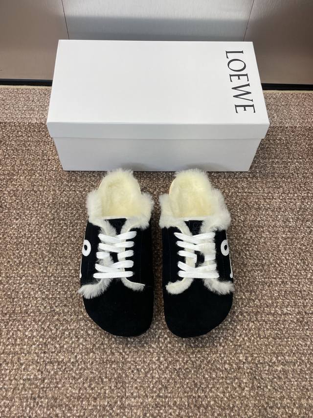 工厂P价P Loewe X Birkenstock 2025秋冬联名新款情侣款羊羔毛勃肯鞋 罗意威字母Logo厚底系带穆勒居家拖鞋 材质：鞋面进口牛麂皮+羊羔毛