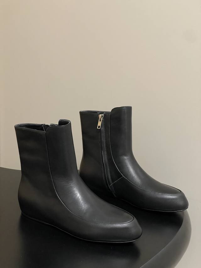 25Ss秋冬新款Jil Sander 吉尔桑达超火极简内增高及踝靴侧拉链圆头短靴切尔西奶奶靴 简约大气款！上身无敌修饰腿型！真的帅Bao了！！内增高设计上脚巨显