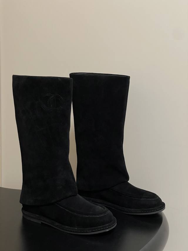 顶级品质 秋冬新款 Chanel小香25C 绝美麂皮靴直筒骑士靴裤管长靴 小香这个靴子 真的美爆 一眼就种草的一款平底女靴 实物相当赞 软乎乎的超好穿 绝美 舒