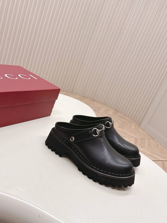 Gucci 古驰马衔扣穆勒鞋 半拖，厚底拖鞋 超级无敌轻，毫无重量感觉 倍爽！！！发泡橡胶底。可两穿，脚腕带可放在前面，也可以放脚后跟。1高丝光反绒皮。羊皮内里