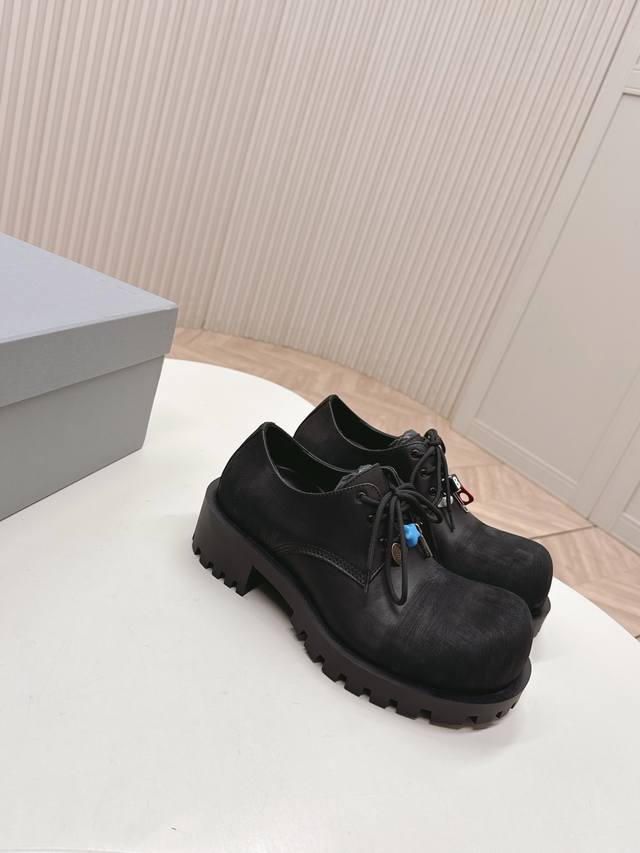Balenciaga 巴黎世家 新款 Stomper Derby 大头短靴 这款简直是今年潮流圈的黑马，夸张的大头设计，让人一眼就爱上！ 第一眼看到它，就被那双