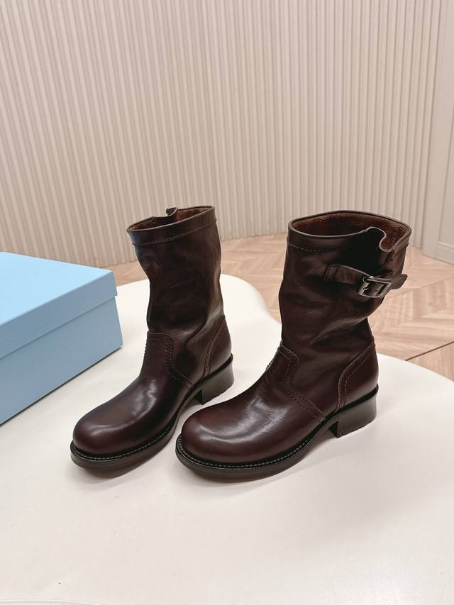 高端版本 Prada 普拉达一脚蹬王炸女靴 短靴 冬天买不到的系列，绝对是今年的大爆款！！贼好看！Prada靴子真的很哇塞！上脚大气显腿瘦气质这块刚好拿捏 皮质