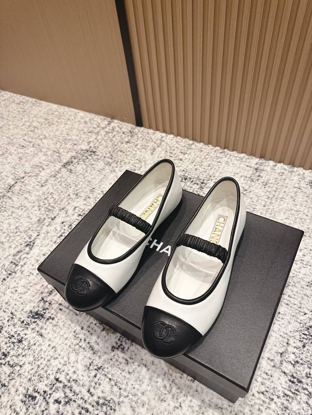 顶级版本: #绒面 香奈儿新款弹力橡筋玛丽珍也太好看了吧！ 这么多年穿不腻好搭配的款式！我还是会选香奈儿玛丽珍鞋 今年最新款新配色越来越好看了！暴走一天不累适合