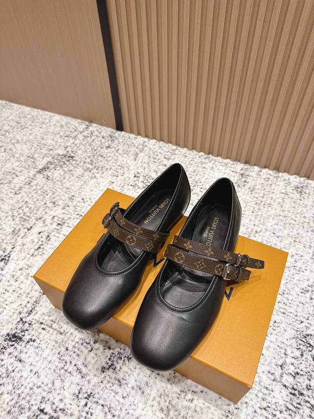顶级版本： L*V驴牌25Wf新品老花网纱双带玛丽珍鞋 真的是一眼就戳中了我的少女心！ 这双Lv鞋直接把优雅与少女感焊在脚上！ 网纱轻盈透气 隐约透出肌肤质感