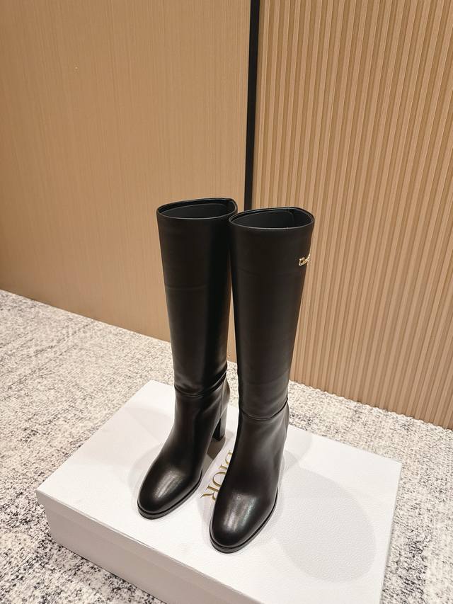 配官网飞机盒 Dior 迪奥 25Ss秋冬新款 复古 粗跟 骑士靴 长靴 圆头鞋型百搭瘦脚Yyds.造型立体饱满。一款非常复古风、简易设计风格非常新颖 细节完美