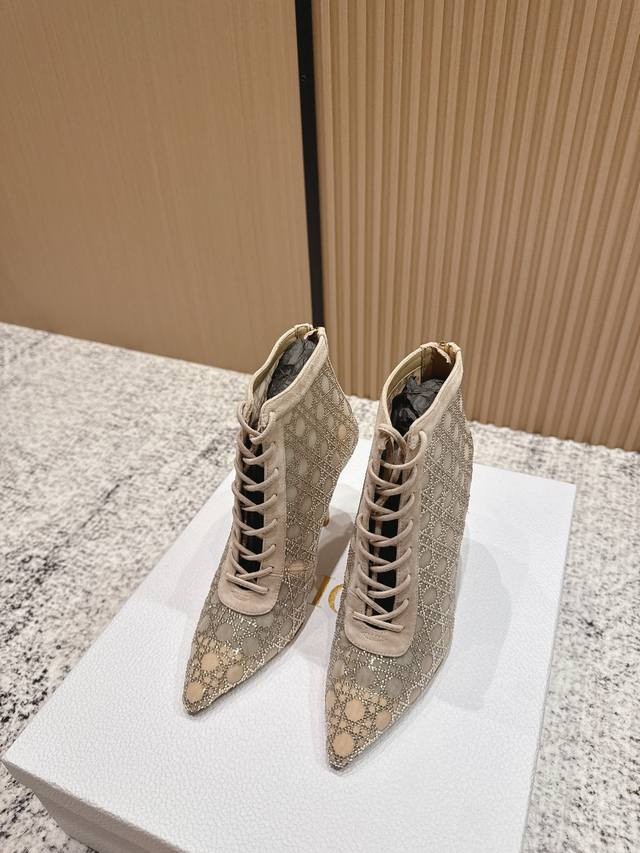 顶级版本: Dior 迪奥 25Ss秋冬新款 满钻 网纱Tribales系列 后拉链 高跟 短靴 夏天可穿的裸靴短靴！ 这系列高跟鞋，设计超绝！经典的尖头鞋型，
