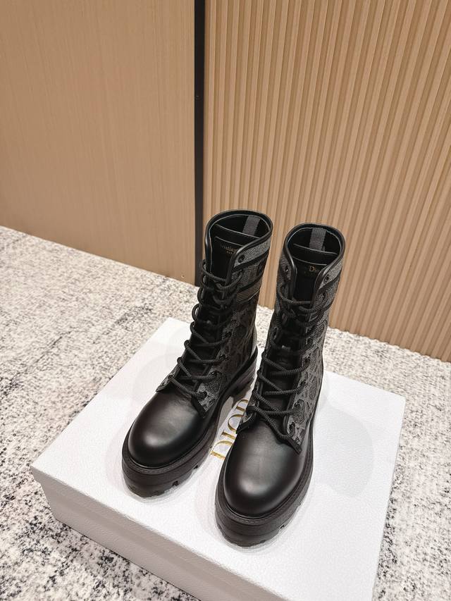 配官网飞机盒 Dior 迪奥 25S秋冬新款 D-Mor及踝靴 刺绣 系带 马丁靴 短靴 帅气采用别具一格的设计元素打造醒目的外观！采用黑色科技面料和牛皮革打造