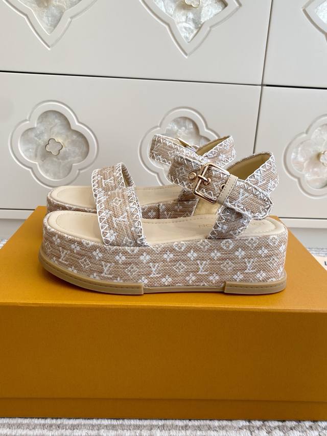 Louis L驴家Lv X Tm Maya Platform 樱桃刺绣牛仔 松糕厚底凉鞋 顶级品质 本款 Maya Platform 凉鞋拥有 Monogram
