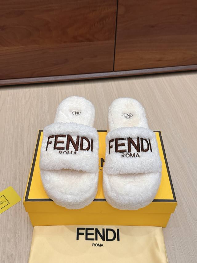 代购级 225 Fendi 芬迪走秀主推羊毛拖鞋系列，新品上线，芬具桌脚设计灵感改创于今年秀场的主推系列鞋履 当季新品拖鞋，众所周知，鞋子永远设计为高级感满满的