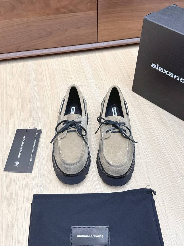 代购级 Alexander Wang Aw Carter Jennie 大王这双厚底乐福鞋好绝，同款乐福鞋来自亚力山大王 Haileybieber撞鞋！ 新款相