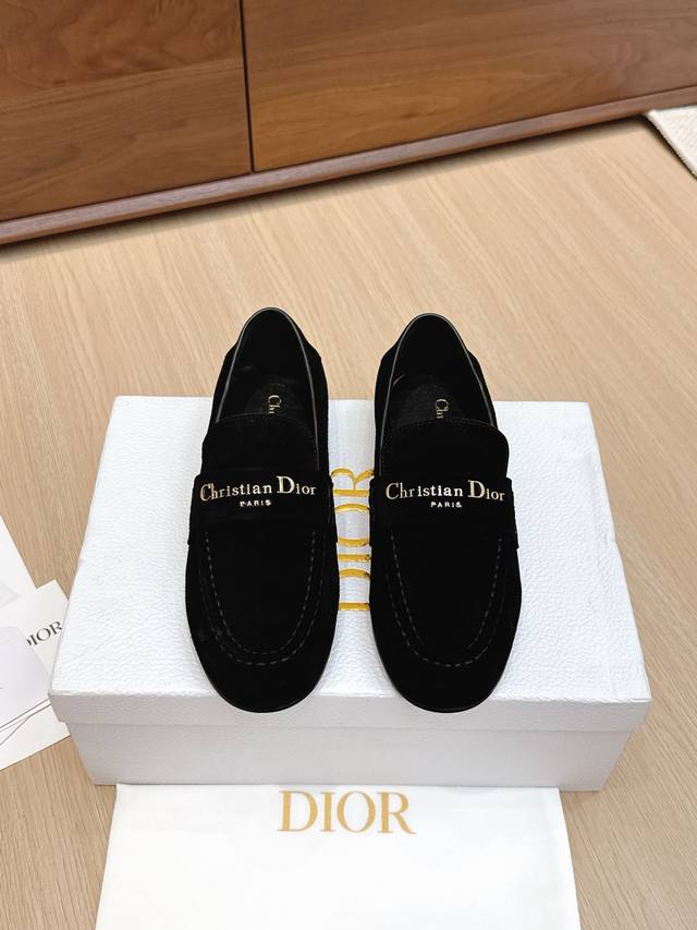 代购级 迪奥圆头平底乐福鞋 这款 My Dior 露跟高跟鞋是2025春夏成衣系列新品，精致优雅。采用牛皮革精心制作，尖头设计，点缀以金色饰面金属 Christ