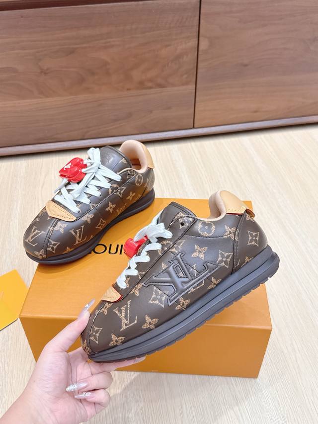 代购级 男+10 配饰+50 驴牌新款休闲运动鞋面包鞋 Pharrell 再度引爆潮流圈！鞋款以细腻的材质和简约设计为特色，迅速吸引了粉丝关注。 Butters