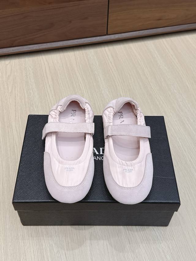 代购级 Prada 普拉达新款女鞋拼接款玛丽珍鞋 普拉达坚持简约而不失优雅的设计理念，注重实用性和美观性的平衡。无论是经典的Saffiano 皮革制品还是每年发