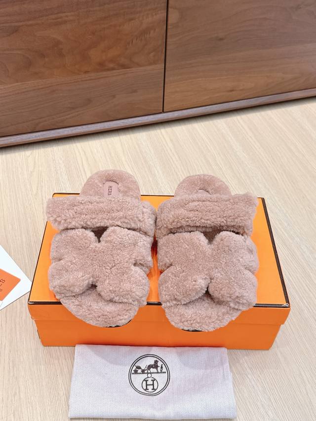 代购级 男10 H家皮毛一体卷糕毛二舅拖 今年面料均选用A+皮毛一体卷糕毛 毛茸茸的 敲可爱的，踩云脚感，光脚或者搭配个袜子穿，都时髦的不行哦 鞋底是原版开模T