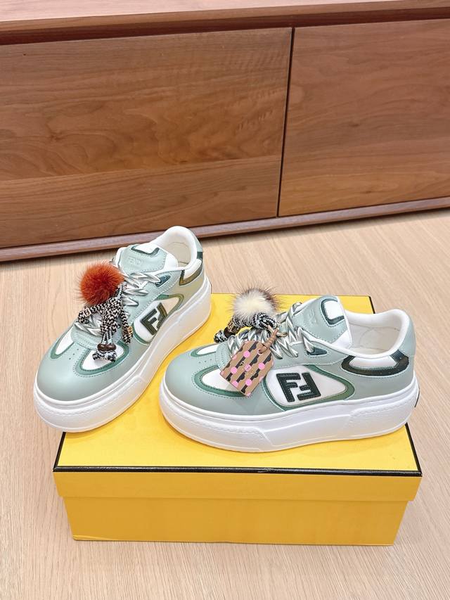 代购级 Fendi Match Platform 芬迪新款厚底休闲运动鞋 鞋型差不多 添加了Ff复古的设计 鞋面采用麂皮和皮革拼接组合 侧面凸起的双F Logo