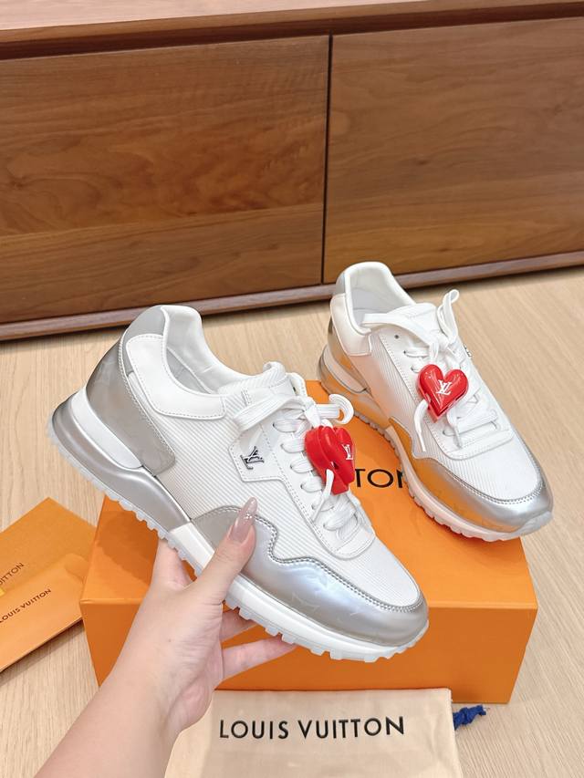 代购级 配饰+50 Lv 路易威登 L家驴牌 最新Classic系列 厚底 休闲 运动鞋 原版购入开发 做货 这款Classic 运动鞋于 2025 秋冬男士系
