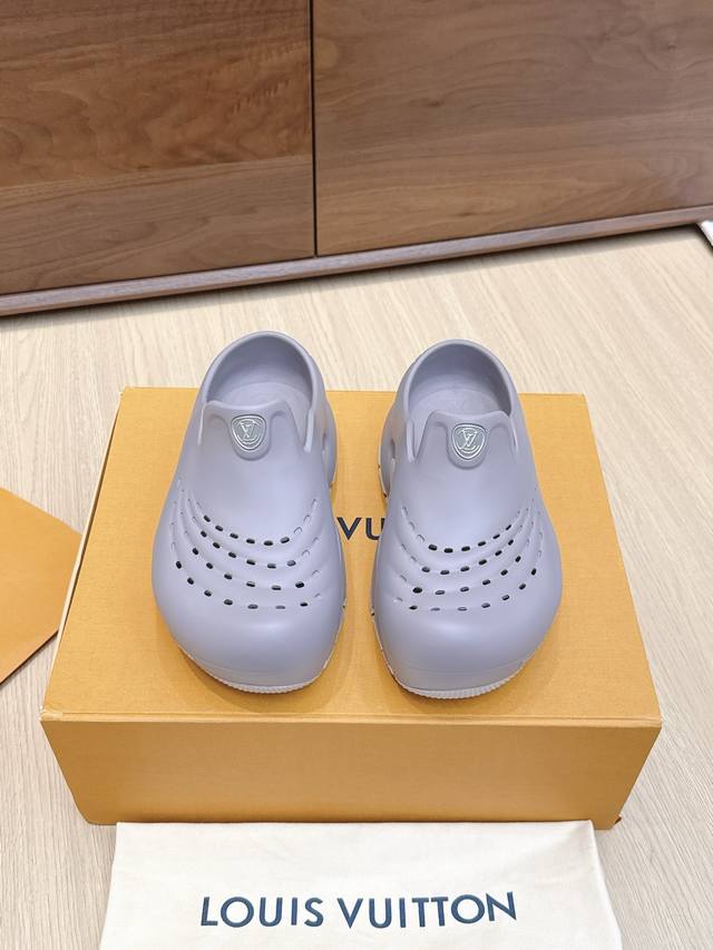 代购级 Lv 路易威登L家驴牌 Shark系列 洞洞 鲨鱼鞋 厚底 凉拖鞋 大货与原版一致偏大一码 原版购入开发 做货 Lv Shark 凉拖初次亮相于路易威登