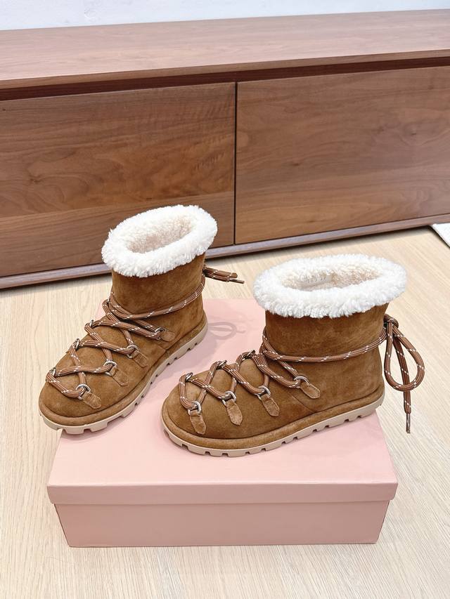 代购级 Miumiu2025秋冬新款毛毛短靴 以蓬松质感唤醒冬日浪漫，Miumiu少女的雪地幻想曲！ 软绒包裹，步步生温 选用顶级羊羔毛，触感如云朵般柔软，内里