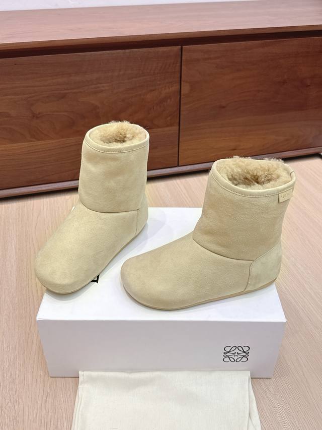 代购级 Loewe罗意威 最新 Lago 系列 雪地靴 短靴 原版购入开发 做货 这款Lago雪地靴 绒面革靴，饰有剪羊毛衬里，搭配厚实圆形不对称鞋头和超轻盈橡