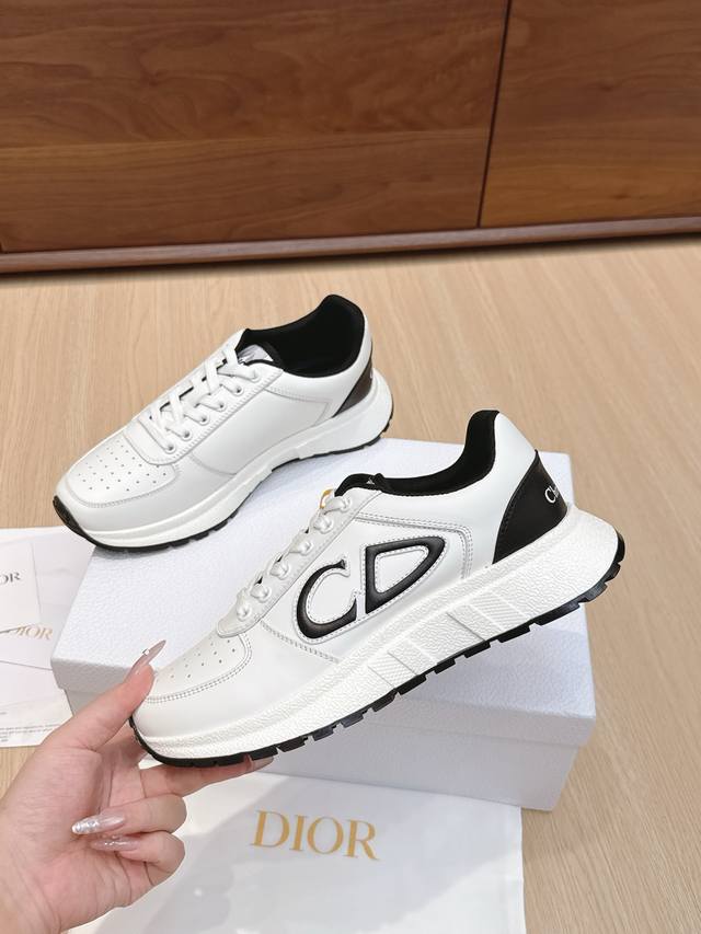 代购级 Dior 迪奥新款情侣休闲运动鞋 以优雅时尚的造型重新演绎运动风格。鞋面采用白色网眼织物精心制作，鞋带和鞋跟都有标志。精致的双色鞋底轻盈柔软，可为各式休