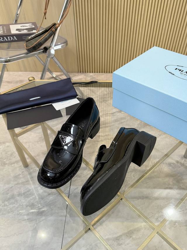 高版本 女 牛漆皮 Prada 普拉达走秀新品三角标松糕鞋！小皮鞋、乐福鞋 上脚无敌好看简直万种搭配， 随意穿搭拿捏的稳稳的，Hold的各种穿搭场合 简直就是夏