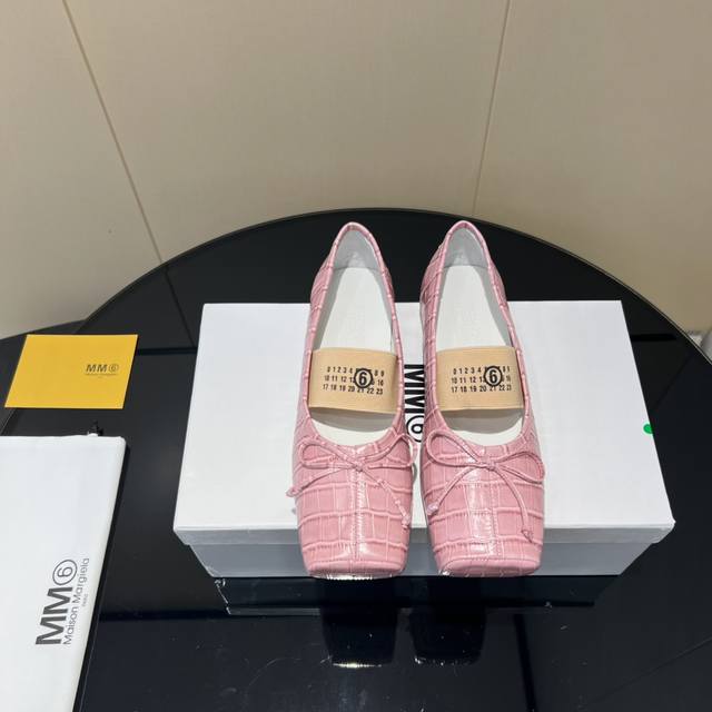 出厂: 顶级顶级版本 Maison Margiela马吉拉25Vs 早春新款单鞋系列 松紧蝴蝶结单鞋 原版一比一打造舒适度、包裹性都比较好。个性十足，很好驾驭各