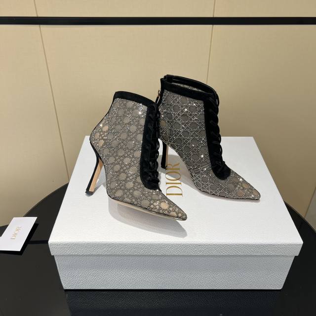 出厂： 独家顶级版本 Dior*迪奥 2025Vs早秋最新爆款靴子系列 尖头烫钻高跟网靴 原版购入开发 ！完美还原这款鞋的楦形细节 鞋面进口牛皮 内里垫脚细腻小