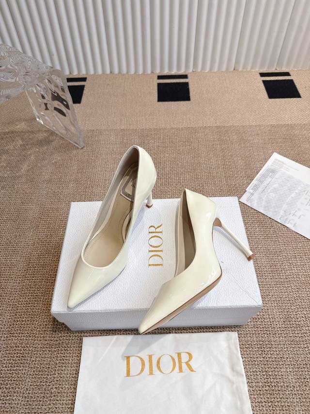 高跟10.5Cm低跟6.5Cm Dior 25Ss 春夏新款 尖头高跟 单鞋 延续D家永恒经典 这款鞋低调不失华丽 性感又不显张扬 鞋型是大家都爱的秀气款 非常