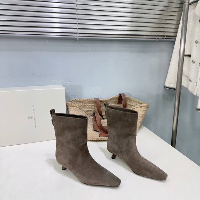 高品质出厂皮面 ！绒面470！顶级品质！Brunello Cucinelli Bc 2025Ss秋冬简易小方头猫跟直筒短靴、秋冬系列新品！ 强推 显高又显腿的绝