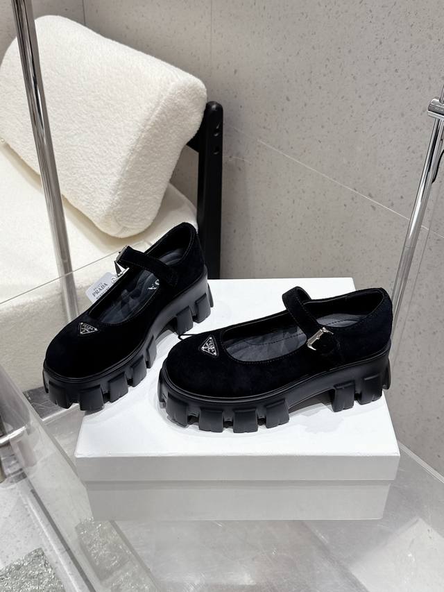 Prada 普拉达25Ss新款厚底玛丽珍 擦色做旧复古时髦前卫的轮齿厚底鞋底搭配牛皮面让整双鞋轻便舒适 鲜艳色彩 满足不同风格时髦人士的多种选择！标志性Logo