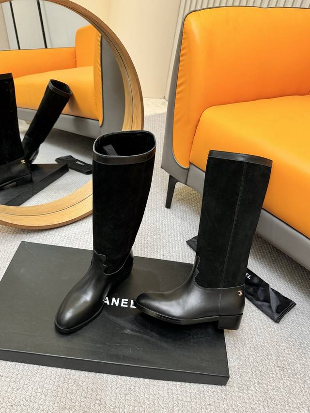 工厂P批P 顶级品质Chanel 香奈儿25秋冬小香麂皮拼色一脚蹬骑士中靴高靴！复古风靴子西部牛仔靴！ 独特的西部靴筒设计 流畅的曲线，不规则的边缘如同旷野中的