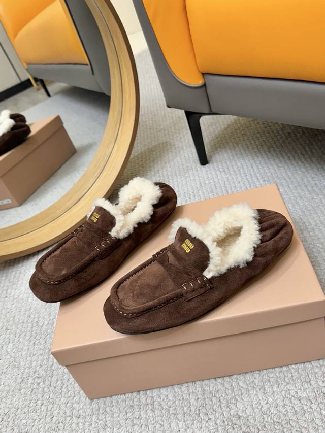 工厂P批P Miumiu 缪缪2025Ss秋冬走秀款一脚蹬驾车鞋加毛乐福鞋毛毛鞋 这款永不过时的反绒皮驾车鞋饰有Miu徽标，彰显别具一格的经典格调。 上脚非常舒
