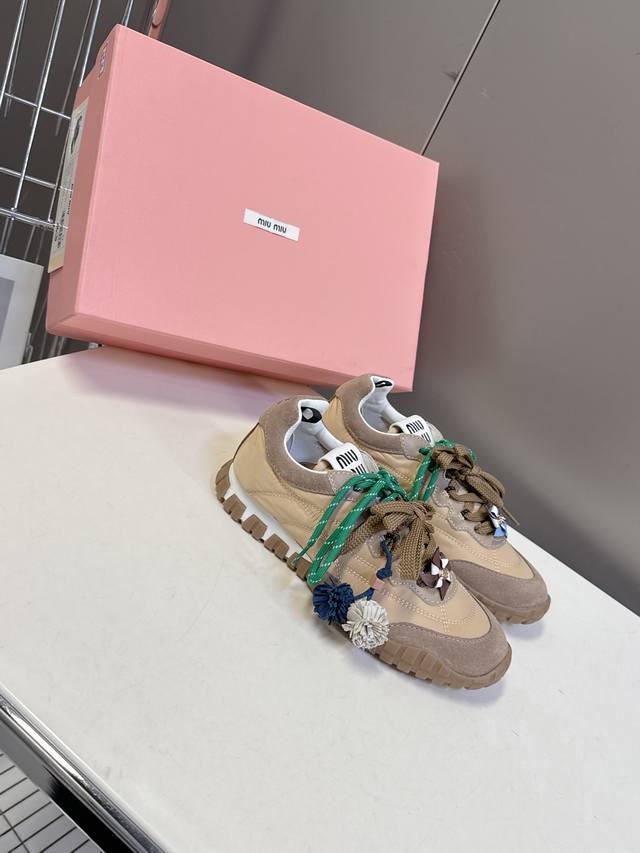 带配饰 Miumiu缪缪春夏秀款 饼干鞋 阿甘鞋休闲运动鞋 专柜Rmb11600购入开发 Miumiu最新爆款 前卫大胆的设计，Miu Miu风格融于此款厚底帆