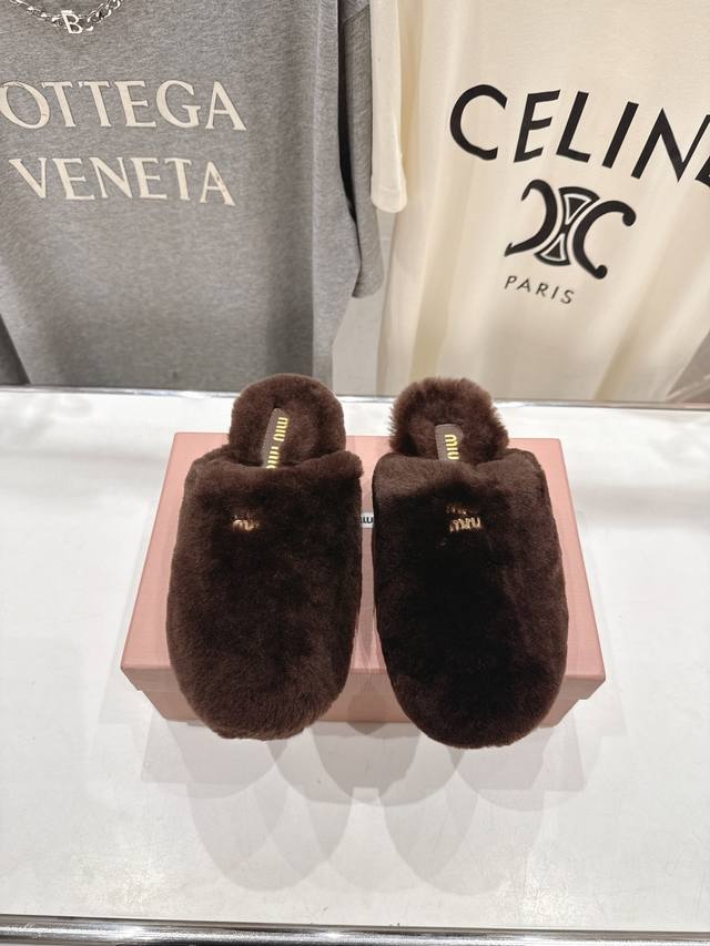 高版本出厂 Miumiu 缪缪 2025Ss秋冬新款勃肯包头毛毛拖鞋毛毛鞋 缪缪又让我重新爱了它一次！这季节美鞋太多这款毛毛拖真的是让我无法自拔真太酷太百搭了～