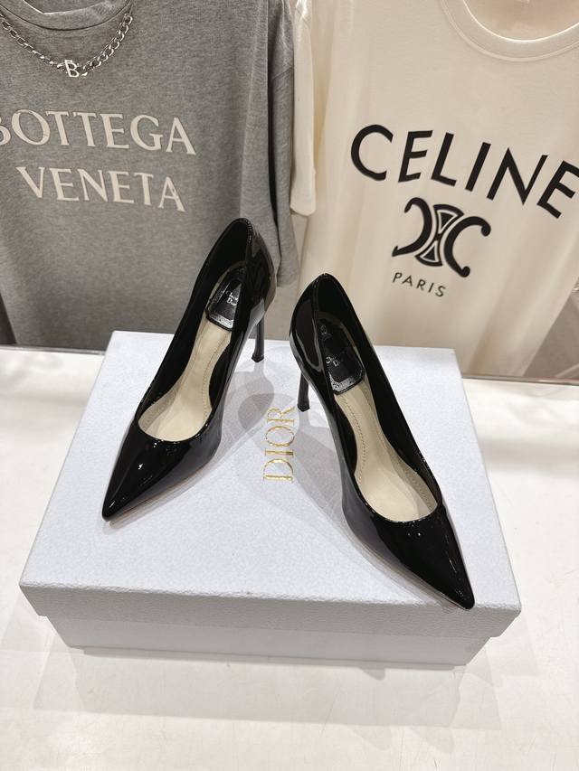 高版本出厂 Dior*迪奥D家2025Ss新款尖头高跟鞋时装鞋！顶级版本～ 超美的脚踝扣上脚超仙儿尖头设计巨拉长腿型 设计简约又不失甜美 鞋面：进口牛漆皮 内里