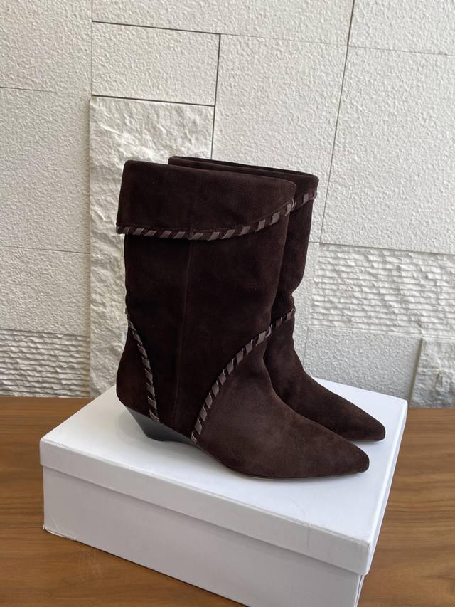 顶级版本： Isabel Marant 25Ss 秋冬新款 复古西部风 尖头 台跟 翻叠 短靴 Isabel Marant这款Edoa靴子将舒适与时尚与精致工艺