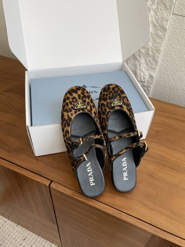 顶级版本: 配送专柜精美盒 Prada 普拉达 25Ss 秋冬新款 圆头 双带 包头 三角扣 半拖 穆勒鞋 Prada 这款半拖以芭蕾平底鞋为廓形，Naplak