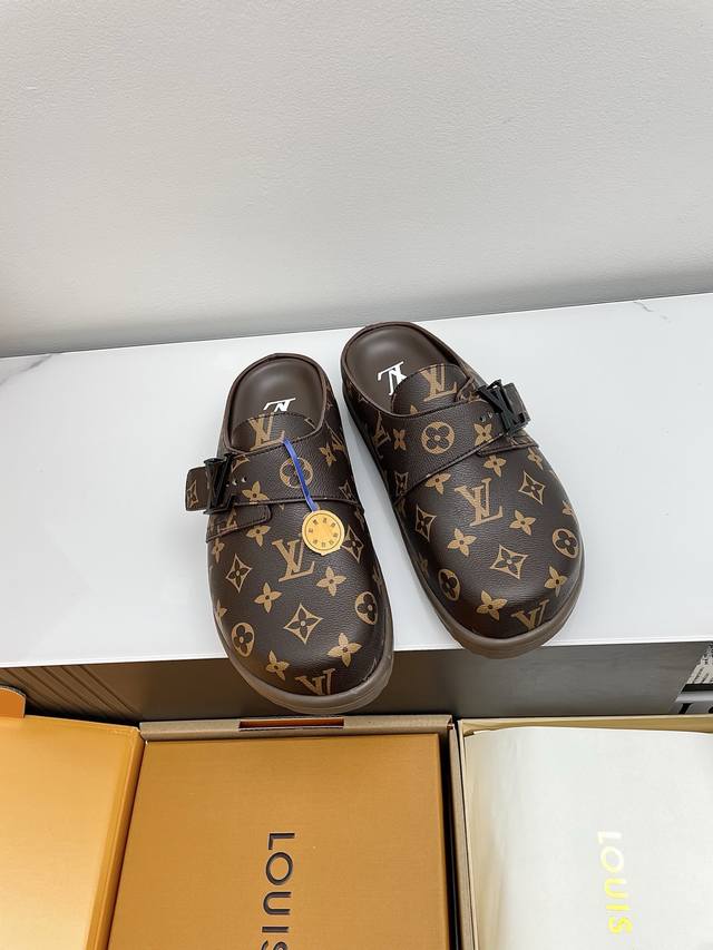 男款 Lv 路易威登 L家 驴牌 To-Go Comfort系列 老花 勃肯 包头拖鞋 凉鞋 原版购入开发 做货 Lv To-Go Comfort 凉拖取材 M