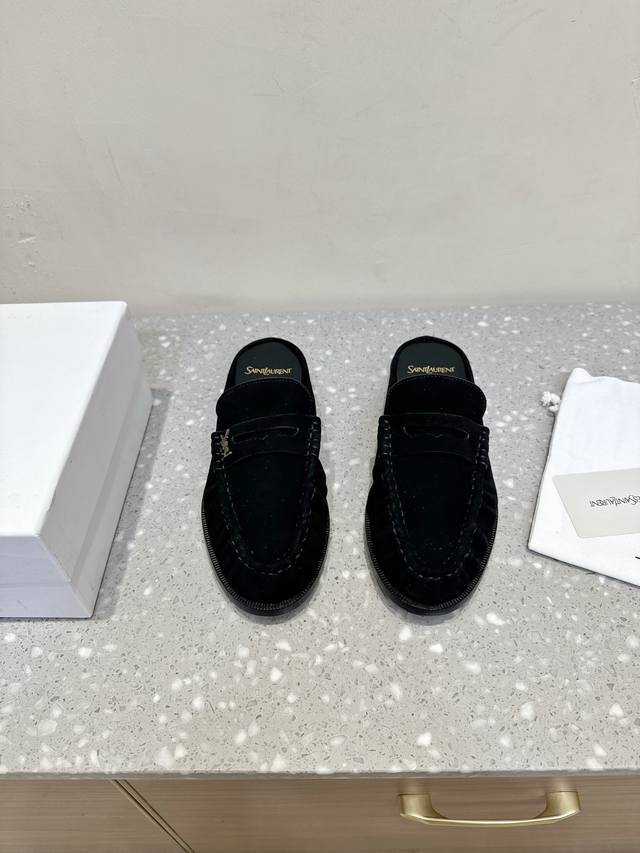Saint Laurent 圣罗兰 25Ss秋冬新款 乐福 半拖 小皮鞋 超级超级无敌火爆的一个款 简直完美到爆、而且上脚效果非常舒服，脚感很棒，而且无论你搭配