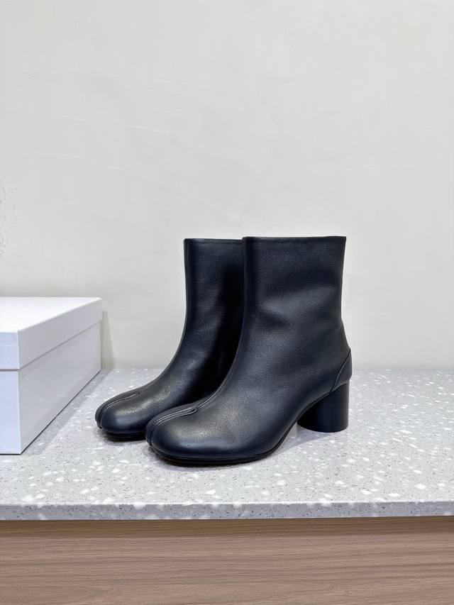 配官网同步飞机盒包装 Maisonmargiela Mm6 马吉拉 25Ss秋冬新款 分趾 粗跟 分趾靴 代购同渠道硬货 区分市场Low版 原版套楦鞋型很经典，
