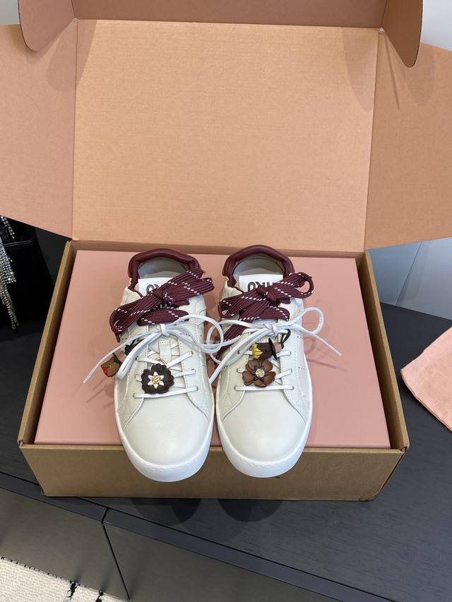 Miu Miu 25Ss 缪缪薄底饼干底 25Ss 春夏新款英伦风系带 休闲小白鞋 Miumiu秀场适当独一无二的擦色工艺工艺来自Miu Miu系列的细节特写