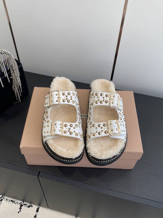 Miu Miu 缪缪 新品 厚底铆钉羊毛拖鞋 平底 软底 简约又不失小特点的仙女鞋上线 喜欢设计风的亲应该会很爱这款吧 第一眼看太惊艳 属于越穿越爱那一挂 码数
