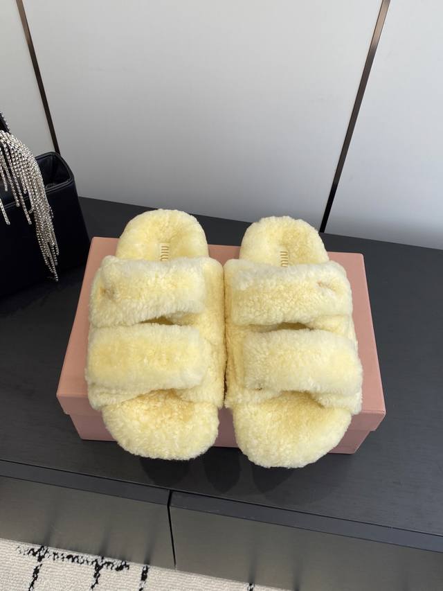 Miu Miu 缪缪 25Ss秋冬走秀新品 懒人羊毛拖 简约设计 打造佛系甜美的休闲风 上脚气场十足随意搭配 长裙 短裙 面料进口羊羔毛 原版开模大底 码数：3