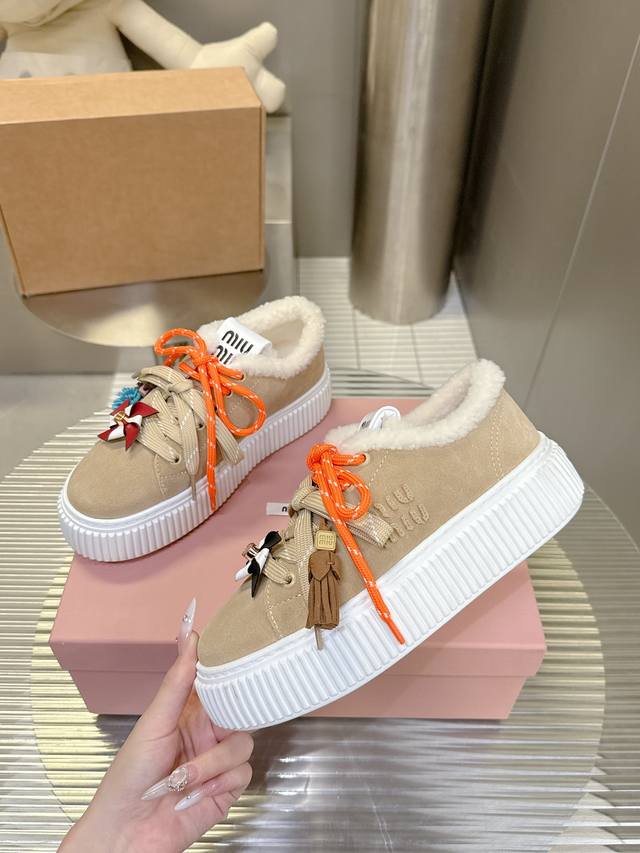 毛里 Miu Miu＃缪缪秋冬新款 厚底 休闲小白鞋 羊毛饼干鞋 简约造型，超轻原版开模鞋底，脚感妥妥满分 好穿好搭，增高6Cm 饼干鞋的热度真的是只增不减的