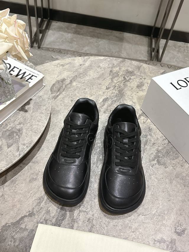 顶级版本:情侣款 Loewe 罗意威 最新走秀款 情侣款 休闲运动鞋 德训鞋 阿甘鞋 小白鞋 原版购入开发 做货 尼牛皮革运动鞋，不对称鞋头设计、袜状内部结构，