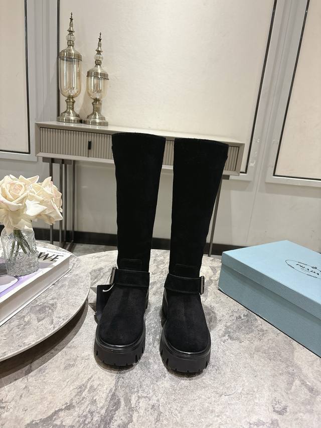 Prada 普拉达 25Ss秋冬新款 经典三角标 一脚蹬 长靴 冬天买不到的系列，绝对是今年的大爆款！！贼好看！ Prada靴子真的很哇塞！ 上脚大气显腿瘦气质