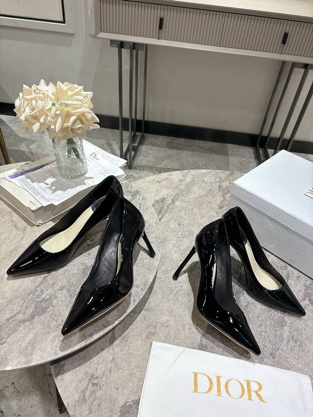 迪奥 Dior 25Ss春秋系列尖头单鞋 市场顶级版，欢迎对比材质：原版漆皮面料+羊皮内里+意大利真皮大底。码数：标准码35-39码 跟高7Cm 10.5Cm